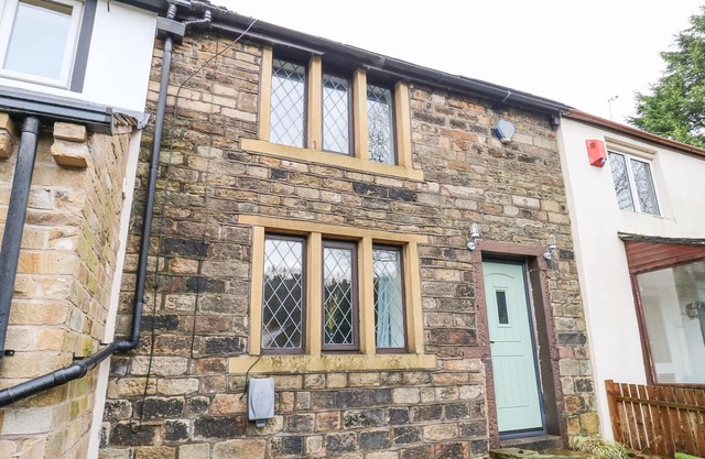 WOODS LANE COTTAGE, pet friendly, with open fire in Dobcross, Oldham