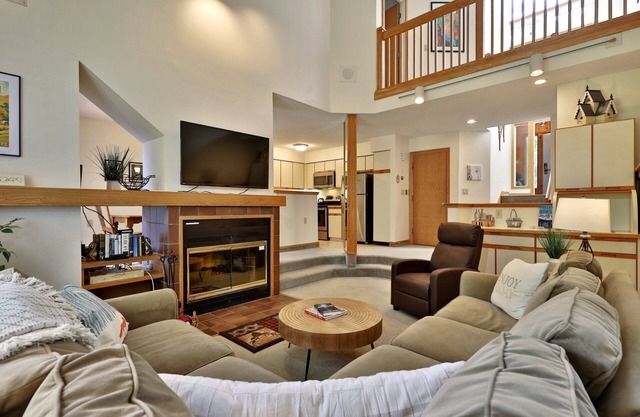 Woods Resort and Spa: Cozy 2-Bedroom Condo in Killington, VT with Ski, Tennis, and Pool Access
