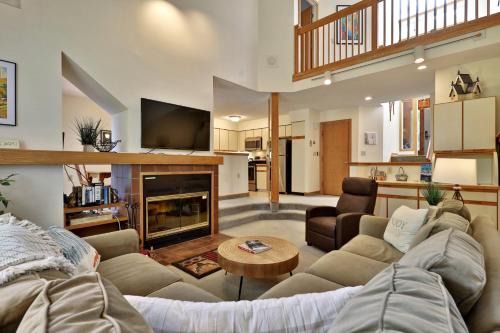 Woods Resort and Spa A7 - Cozy 2-Bedroom Condo with Skiing, Tennis, Spa, Hot Tub and Pool Access