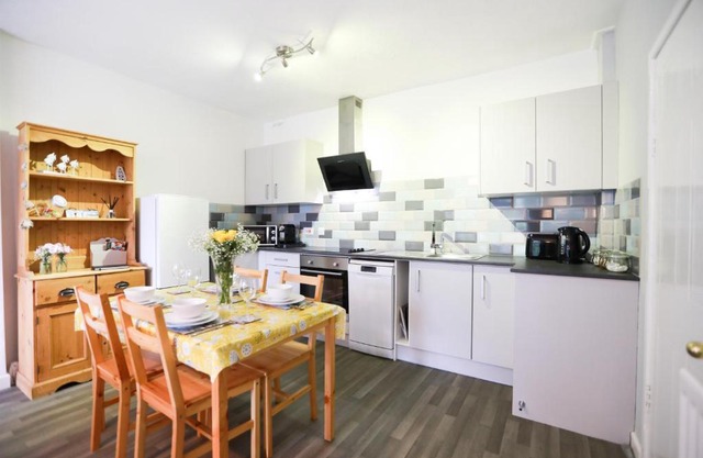 Woodside Ash hot tub & pool (sleeps 4-6)