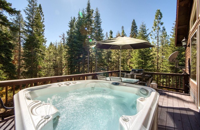 Woodside-West Shore 5 BR Lodge w / Hot Tub, table de billard et salle de jeux - 12 personnes
