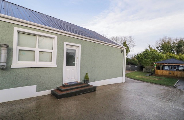 WOODSIDE GUEST HOUSE, family friendly, with hot tub in Castlerock