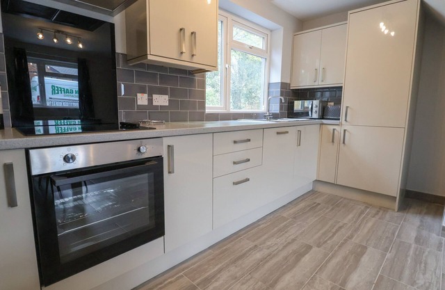 WOODSIDE, pet friendly, with hot tub in Penycae