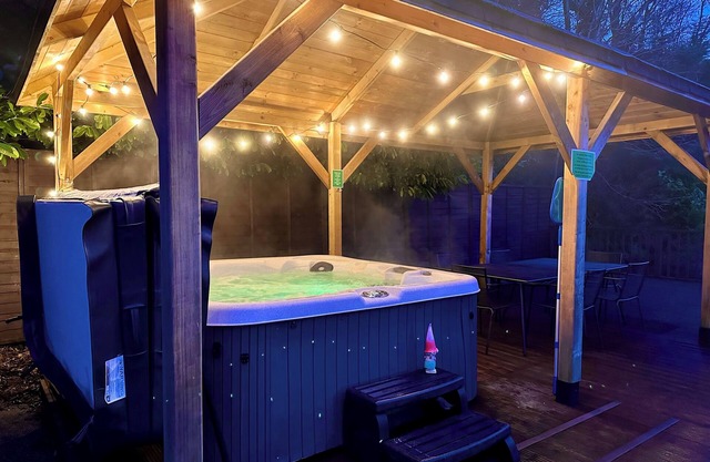 Woodsome Lodge peut accueillir jusqu'à 16 personnes avec bain à remous! Luxe décontracté!