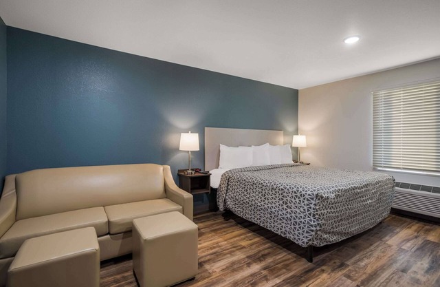 Woodspring Suites Milwaukee - Menomonee Falls