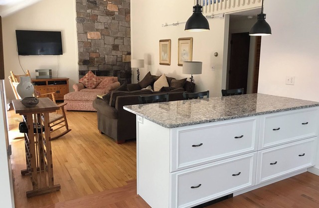Maison contemporaine sur 1. 5 acres de propriété boisée à proximité de l'océan, de l'étang et des villes