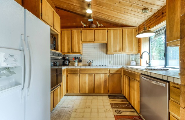 Woodsy Home w/Private Hot Tub & Treehouse - Near Pool