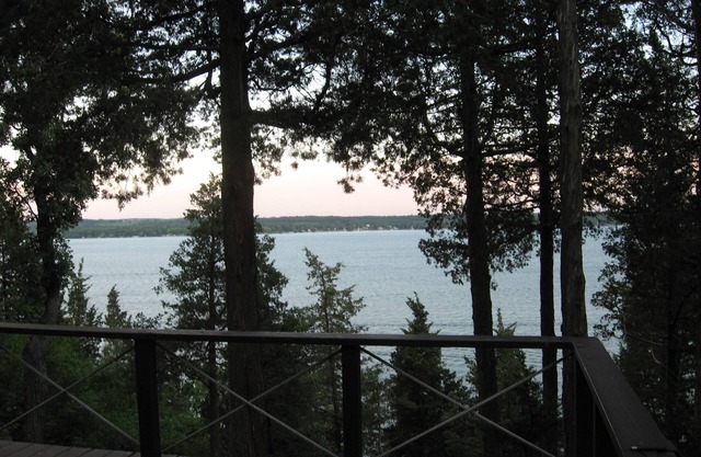 Woodsy Lakefront Retreat high above Green Lake