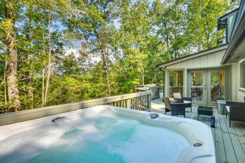 Woodsy Retreat with Deck and Views in Dahlonega!