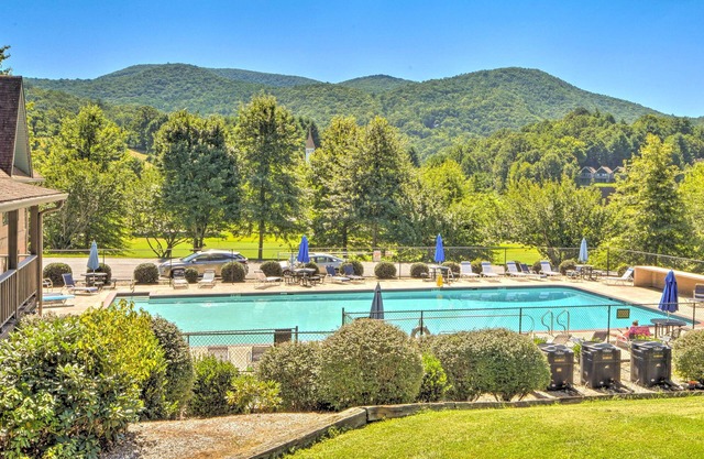 NEW! Woodsy Sky Valley Cottage, 8 Mi to Dillard!