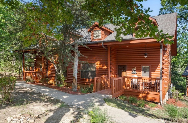 "Woodsy" Walk-in Cabin near Everything Branson has to Offer!