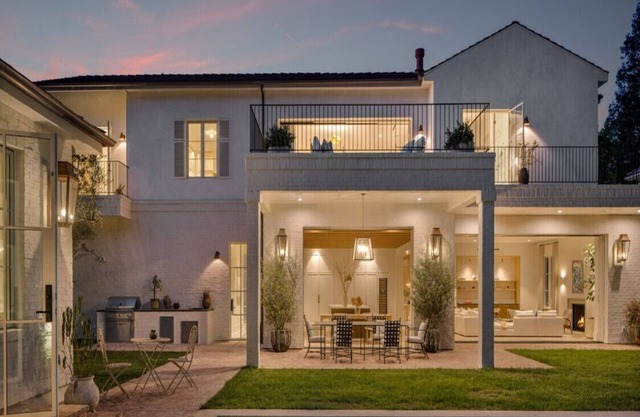 Woodvale Rd- Royal Oaks Retreat with Guest House & Captivating Views