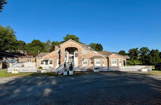Unit C - Historic Apt. Steps to Dahlonega Square