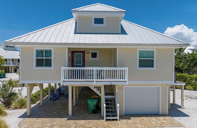 Woodwind Beach 11 - Pet Friendly - 3 bed / 3 Bath - Beachfront - Community Pool!