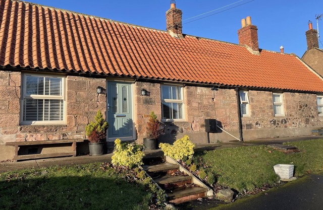 WOOLLEY LODGE, pet friendly, character holiday cottage in Wooler
