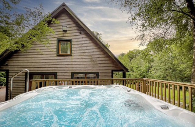 Wootton; woodland lodge for 8 with hot tub, log burner, BBQ, near Alton Towers.