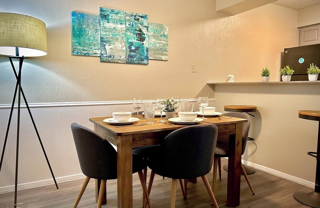 Worker friendly, cozy, great location, quiet, full kitchen, WiFi,