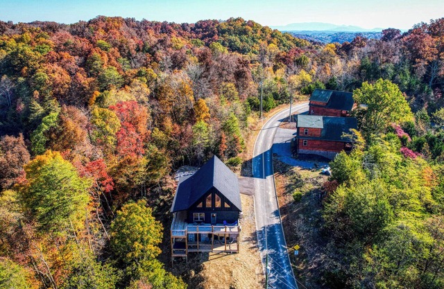 The Ultimate Cabin with Pool, Hot Tub & Games!