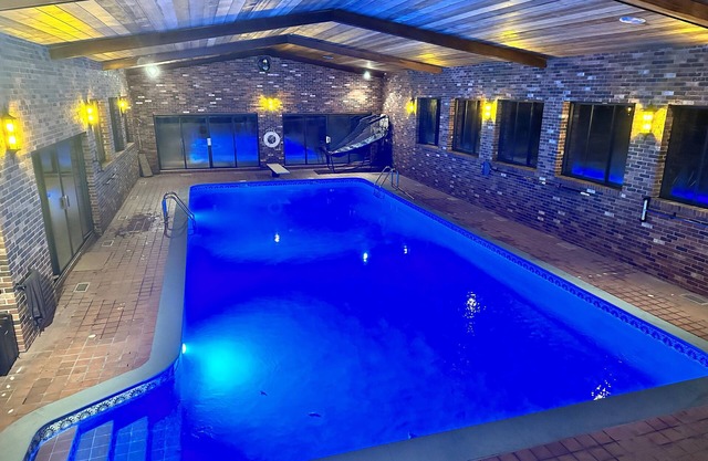 Wow!!Pool!!Private farmhouse with hotel amenity's that comfortably sleeps 19-20