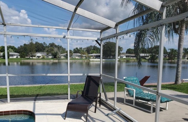 Près de la plage Waterfront Lake Pool Home Sleeps 12