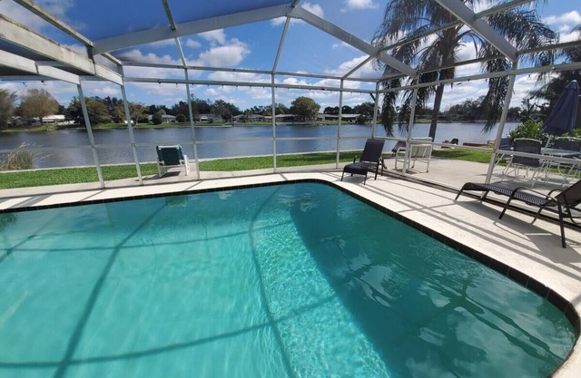 Près de la plage Waterfront Lake Pool Home Sleeps 12