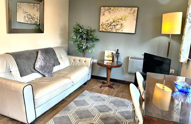Wren 8-Hot Tub-Woodland Lodges-St Clears-Carmarthen-Tenby
