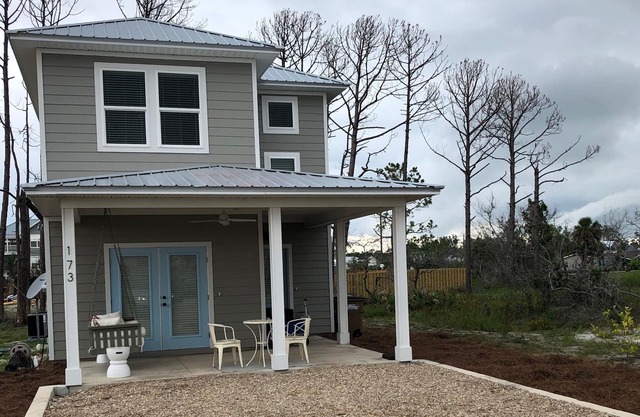 Maison de plage neuve à moins d'un pâté de maisons de la plage!