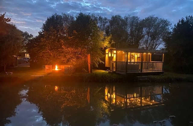 Wren - Luxury Shepherd's Hut with Private Hot Tub