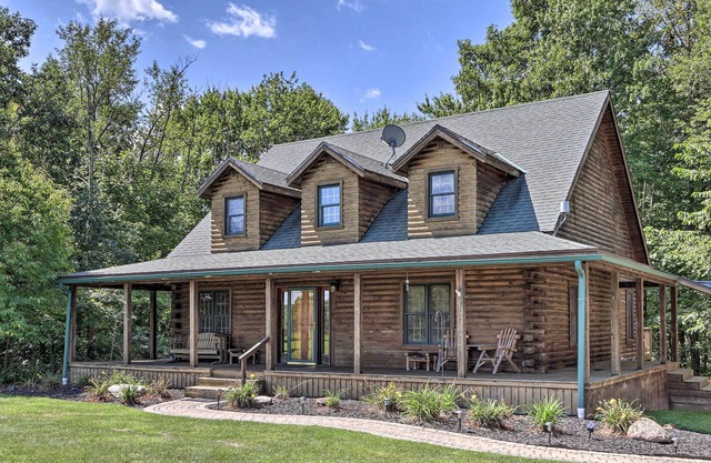 NEW! 'Wren’s Nest Cabin' on 15 Acres w/ Hot Tub!