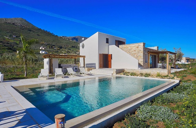 WWW.BAGLIORIDISICILIA.COM - MARCH/APRIL OFFERS - DISCOVER OUR VILLAS WITH POOL