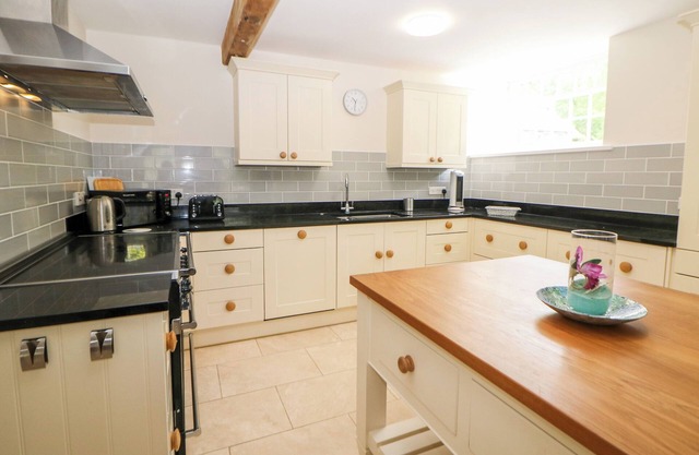WYE MILL, family friendly, character holiday cottage in Cressbrook
