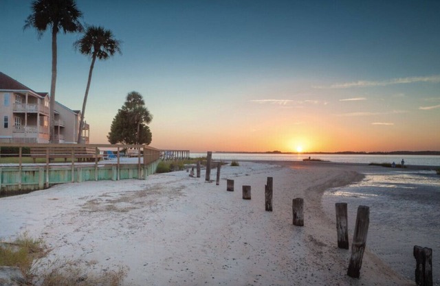 Relax, just 5 min from Edisto Beach! Pools, Mini Golf, Playground & More!
