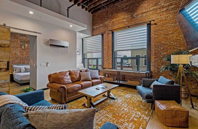 XCHNG Unit A. Luxury Suite., XCHNG. Industrial Executive Loft w/ King Bed