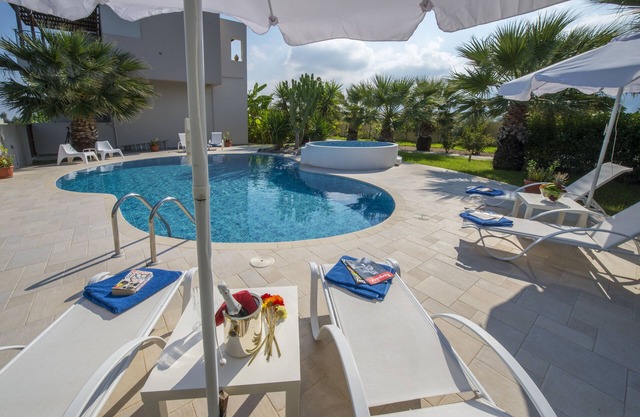 XENOS VILLA 2 - VILLA DE LUXE AVEC PISCINE PRIVÉE, PRES DE LA MER