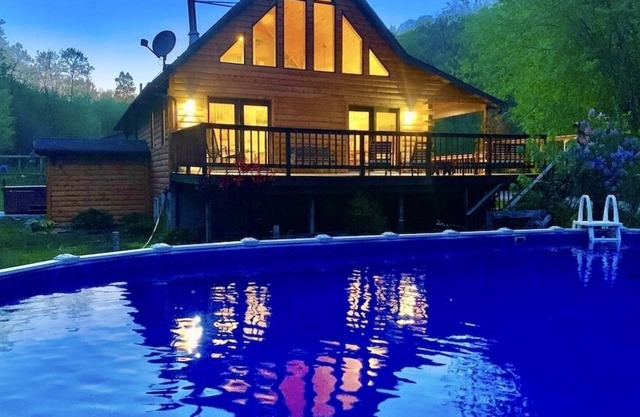 XL Cabin with Pool & Hot Tub Jacuzzi