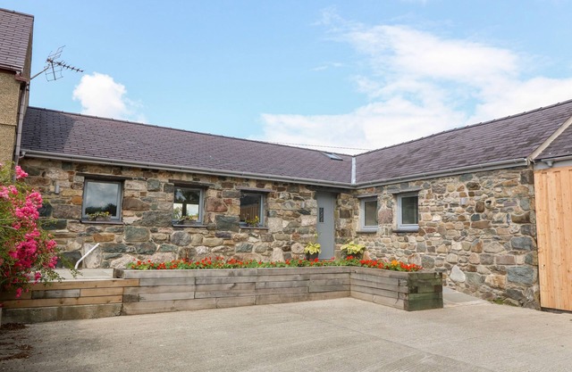 Y BEUDY, family friendly, character holiday cottage in Caernarfon