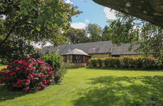 Y BEUDY GARNDEIFOG, pet friendly, with hot tub in Letterston