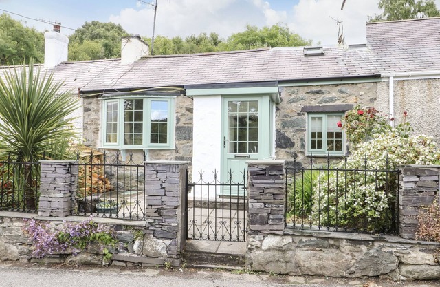 Y BWTHYN BACH, pet friendly, character holiday cottage in Tregarth