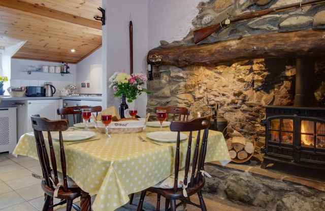 Y Bwthyn, une maison de pierre indépendante adjacente à la maison du propriétaire, se trouve entre Pwllheli et Criccieth,