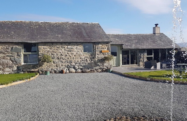 Y BWTHYN, pet friendly, character holiday cottage in Dyffryn Ardudwy