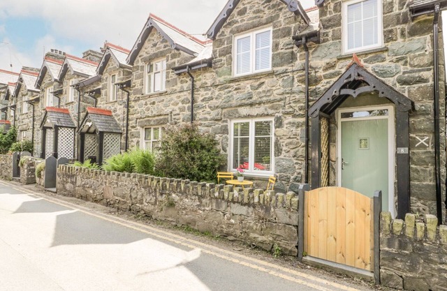 Y BWTHYN, pet friendly, character holiday cottage in Llanbedr