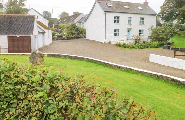Y Cartws, NEVERN