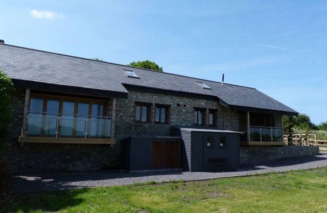 Ce chalet lumineux, moderne et élégant avec une vue magnifique se trouve dans un emplacement à la fois paisible et pratique