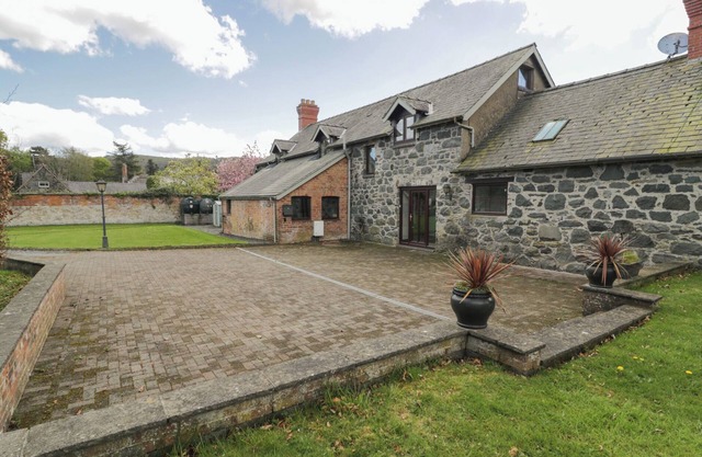 Y GRANAR, pet friendly, character holiday cottage in Conwy