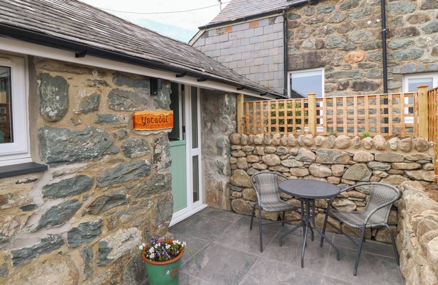 Y STABL, pet friendly, character holiday cottage in Dyffryn Ardudwy