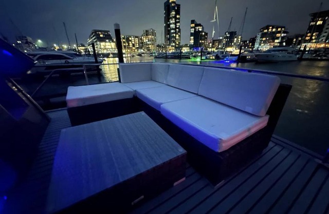 YACHT "X" - 44 FOOT MODERN YACHT ON 5 STAR OCEAN VILLAGE MARINA - minutes away from city centre and cruise terminals, Free parking ,SPA package available!