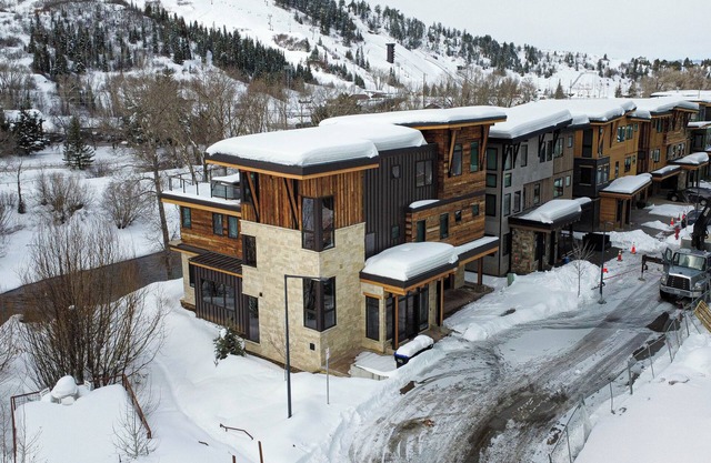 Yampa River House LUX 6-Bedroom w/ 1600+ Sqft Decks, Mtn View Hot Tub, Dwntwn