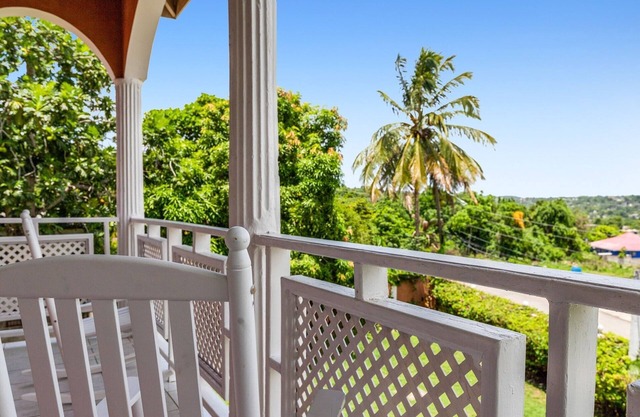 YanceyLargo- 4BR Villa Jacuzzi & Mountain Views by RedAwning