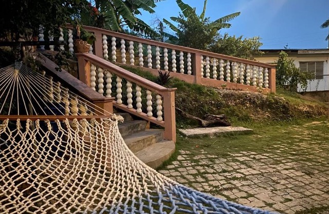 YanceyLargoEstate 2BR Villa with Mountain Views
