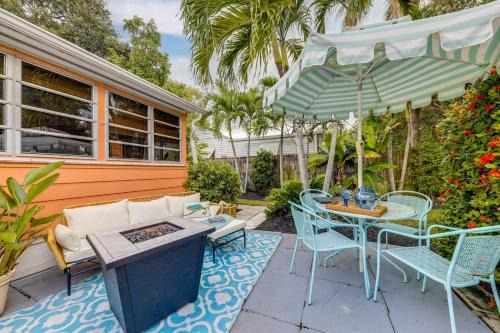 Yard and Hot Tub Historic Lake Worth Cottage!